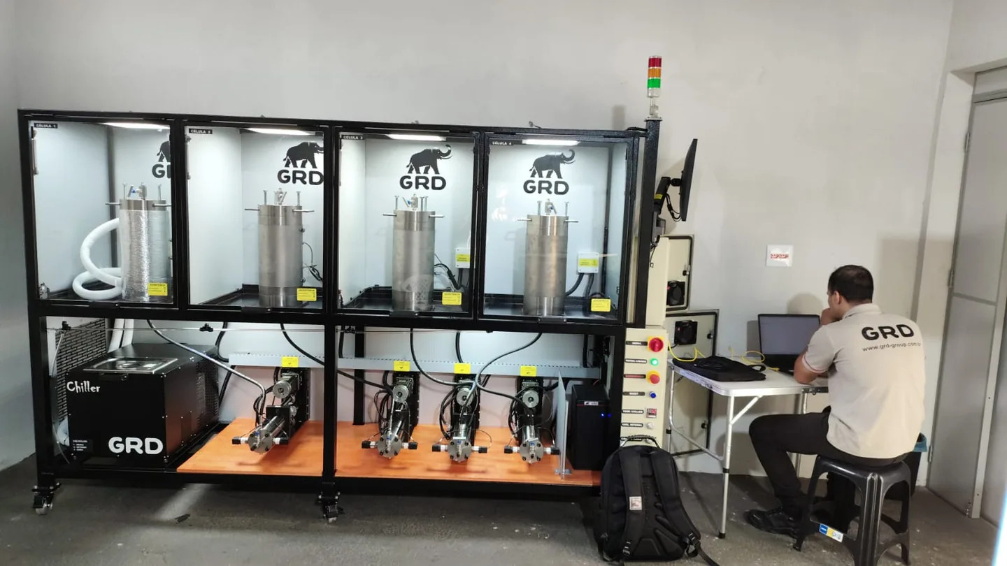Máquina de ensaio GRD em operação, com aquisição de dados em notebook